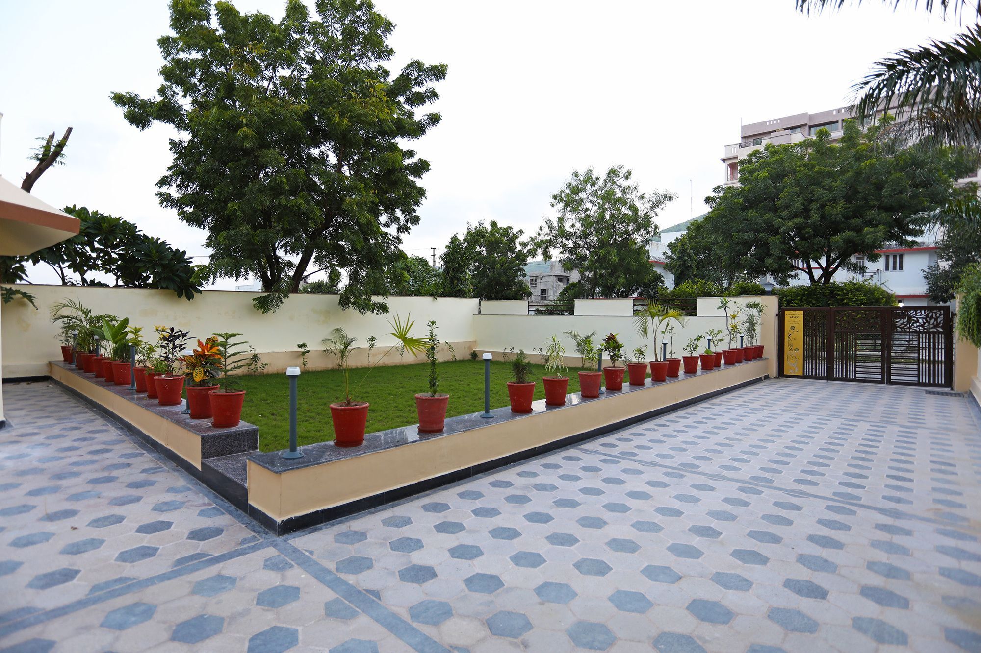 Oyo 9428 Hill View Room Goverdhan Vilas Udaipur Esterno foto